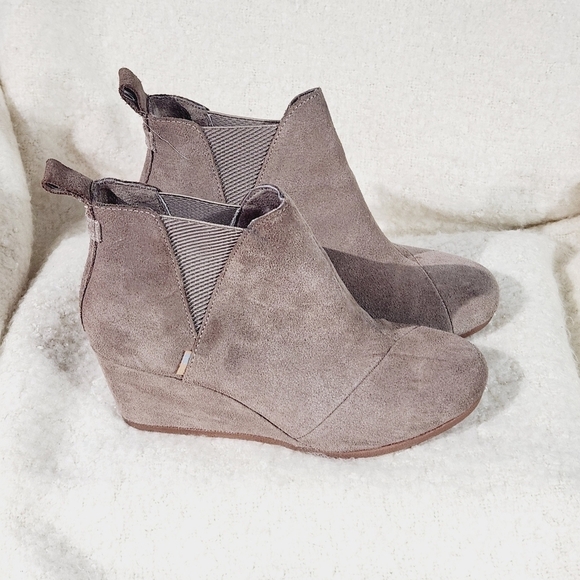 Tom’s Taupe Grey Suede Kelsey Booties Size 7W - Picture 6 of 9